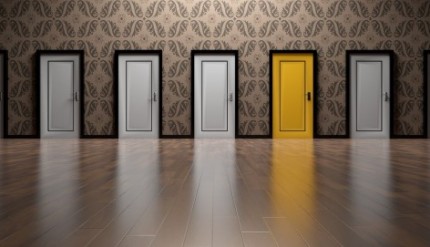 852254_scelta_porte_una_gialla